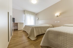 Quarto panorâmico | Cofres nos quartos, escrivaninha, cortinas blackout, Wi-Fi de cortesia