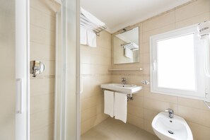 Kamar Panorama | Kamar mandi | Shower, perlengkapan mandi gratis, pengering rambut, dan handuk