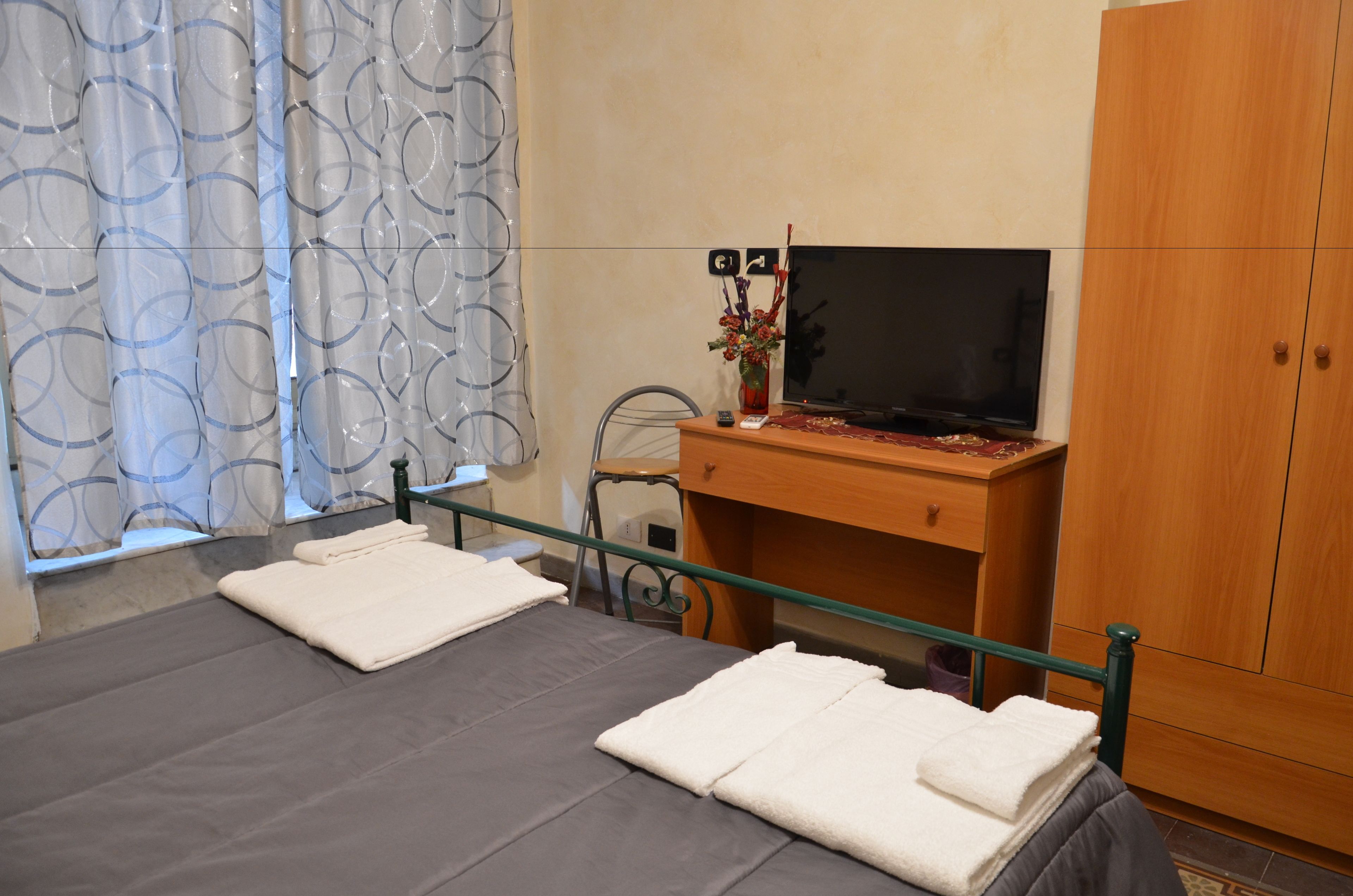Quarto casal clássico | Escrivaninha, quartos à prova de som, berços (sobretaxa)