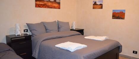 Desk, soundproofing, cribs/infant beds, free WiFi