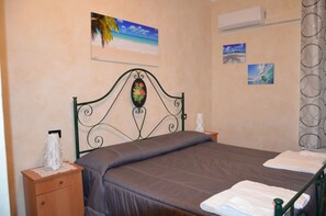 Desk, soundproofing, cribs/infant beds, free WiFi - B&B Villa Bellini (Catania)