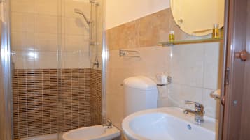 Kostenlose Toilettenartikel, Haartrockner, Bidet, Handtücher