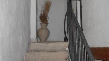 Eine Treppe mit einer Vase getrockneter Pflanzen auf der Zwischenebene.