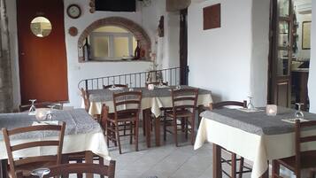 Tägliches inbegriffenes einheimisches Frühstück