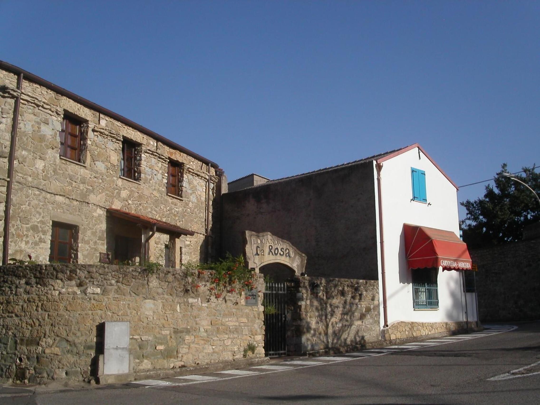 A stone building with a sign reading "LOCA INDIVIDUA la Rosa".