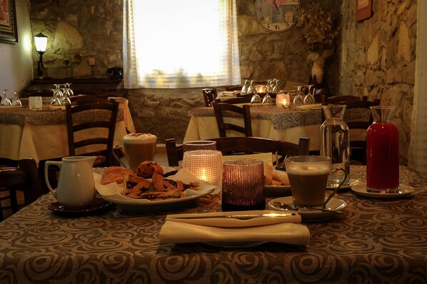 Local cuisine - Locanda La Rosa (Pauli Arbarei)