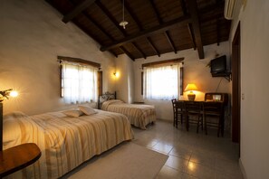 1 bedroom, down comforters, laptop workspace, free WiFi - Locanda La Rosa (Pauli Arbarei)