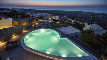 Una piscina al aire libre de temporada