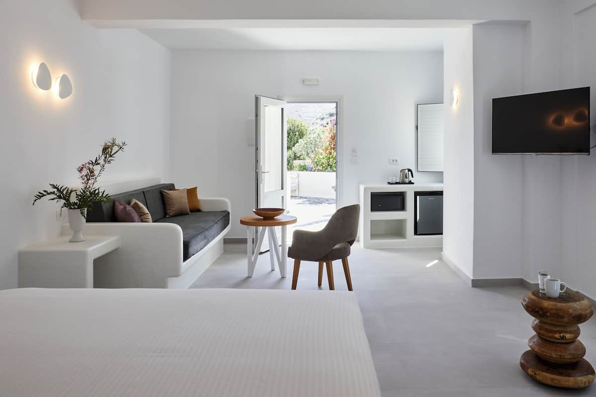 Junior Suite | 1 bedroom, in-room safe, desk, laptop workspace