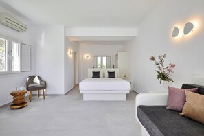 Junior Suite | Peti besi dalam bilik, meja, ruang kerja komputer riba, kalis bunyi 