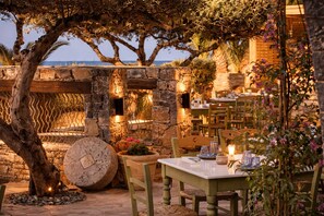 5 restaurants; ze serveren er ontbijt, lunch en diner 