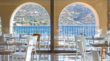 5 restaurantes; se sirven desayunos
