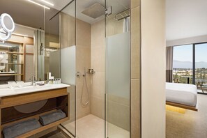 Rom – deluxe, utsikt mot bukt | Bad | Designertoalettartikler, hårføner, badekåper og tøfler