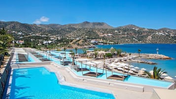 Piscine couverte, parasols de plage, chaises longues