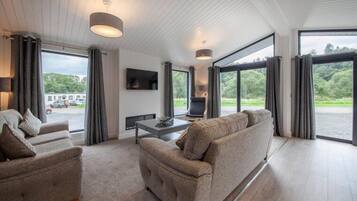 Flat-screen TV, fireplace