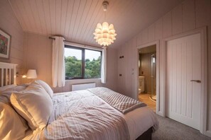 1 多间卧室、防过敏的被褥、隔音、免费婴儿床