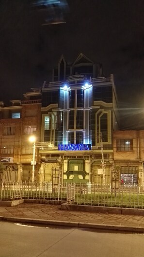 Fassade der Unterkunft – Abend/Nacht