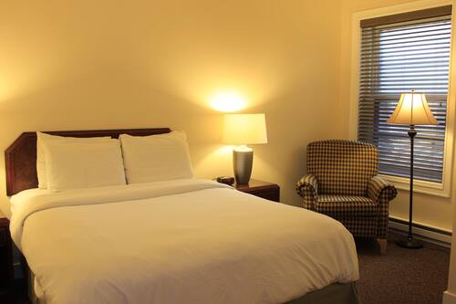 Basic Apartment, 1 Queen Bed, Non Smoking | Iron/ironing board, free cots/infant beds, free WiFi, bed sheets