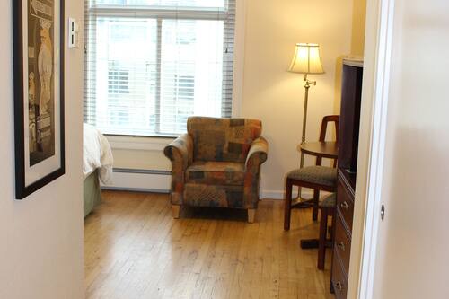 Studio, 1 Queen Bed, Non Smoking | Iron/ironing board, free cots/infant beds, free WiFi, bed sheets