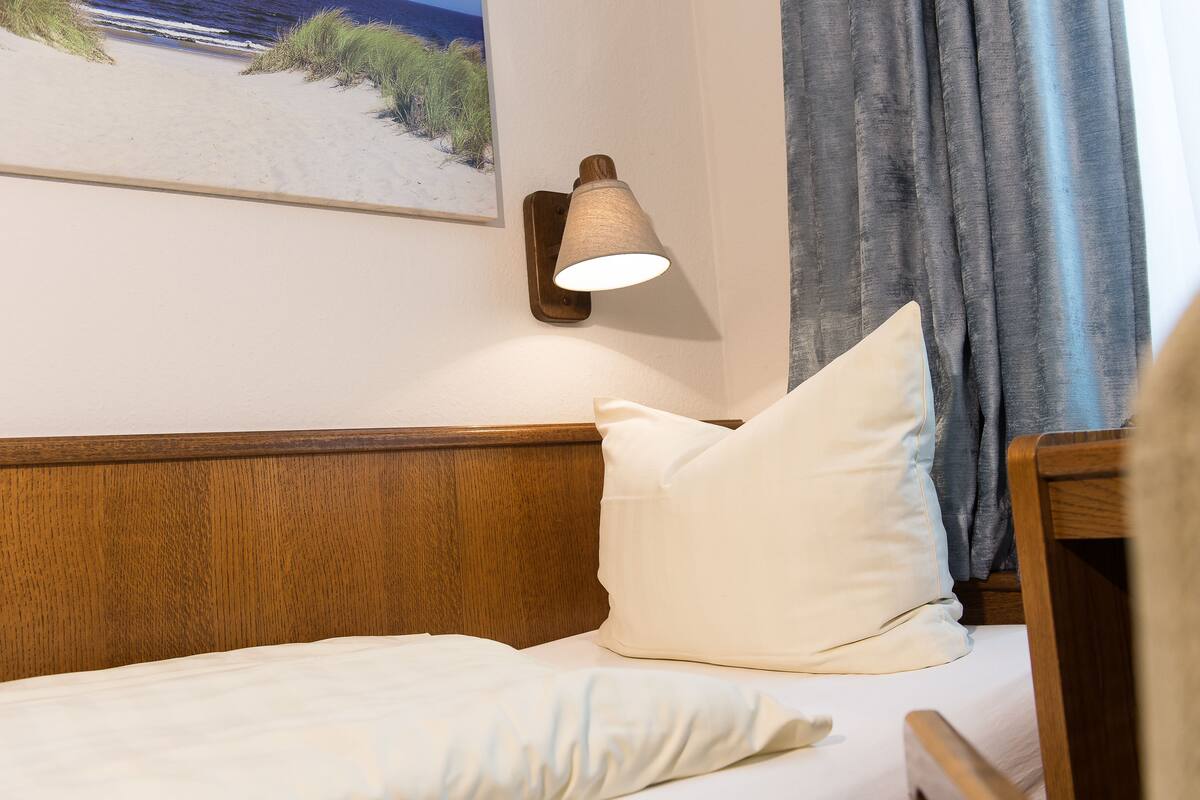 business single room | in-room safe, desk, soundproofing, free wifi