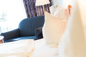 خزنة داخل الغرفة ومكتب وتجهيزات عازلة للصوت وواي فاي مجانًا