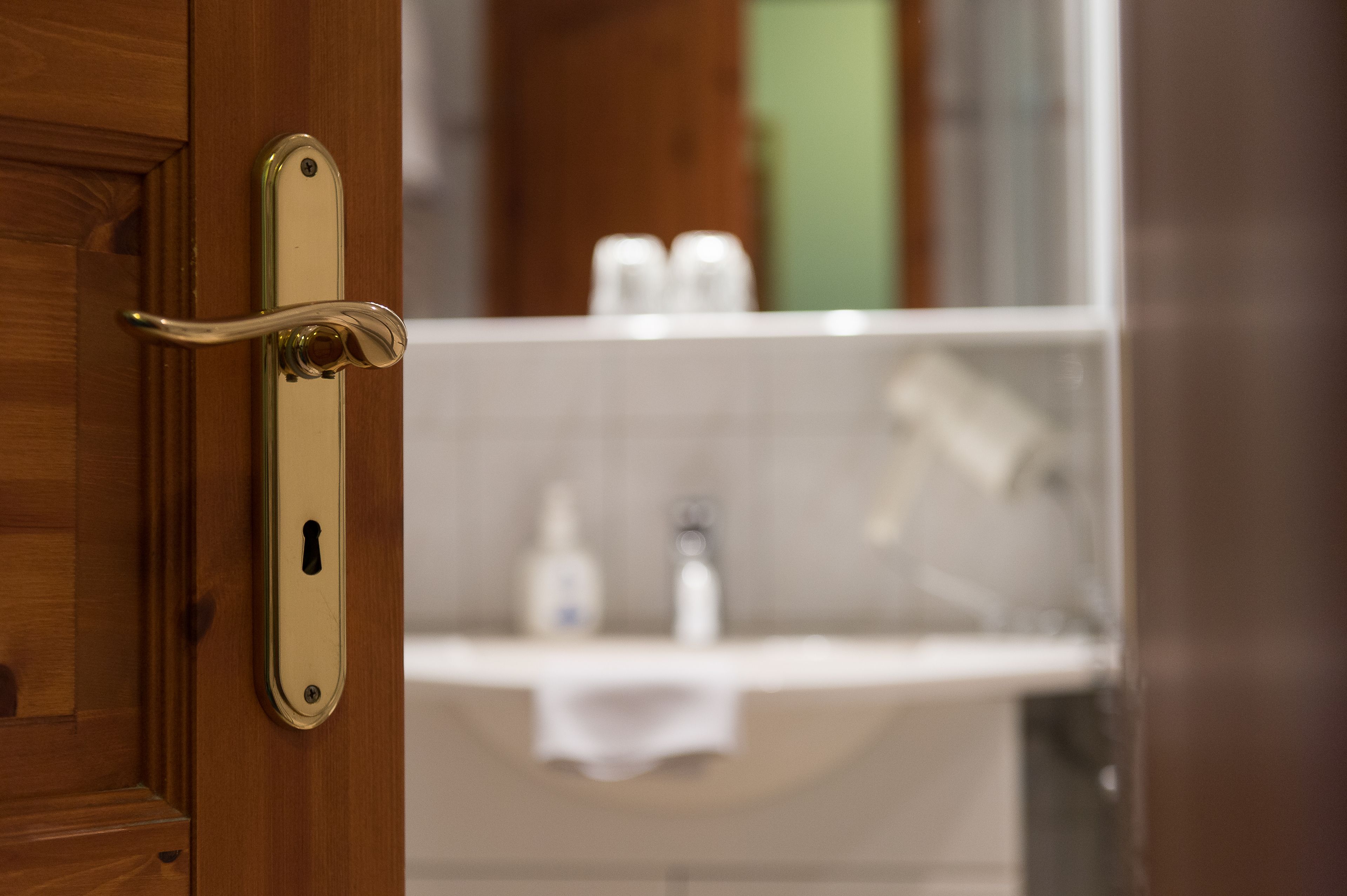 business single room | bathroom | shower, free toiletries, hair dryer, towels