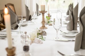 S'hi serveixen sopars i plats de cuina local i internacional 