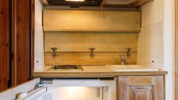 Studio Standar | Dapur kecil pribadi | Lemari es, kompor, ketel listrik, dan peralatan masak/sendok-piring