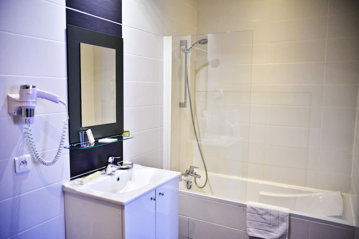 shower, free toiletries, hair dryer, towels