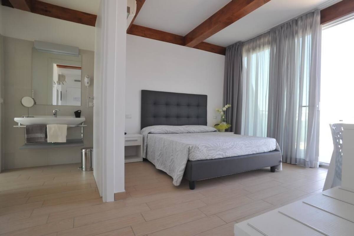 Kamer | Een minibar, een kluis op de kamer, individueel gedecoreerd