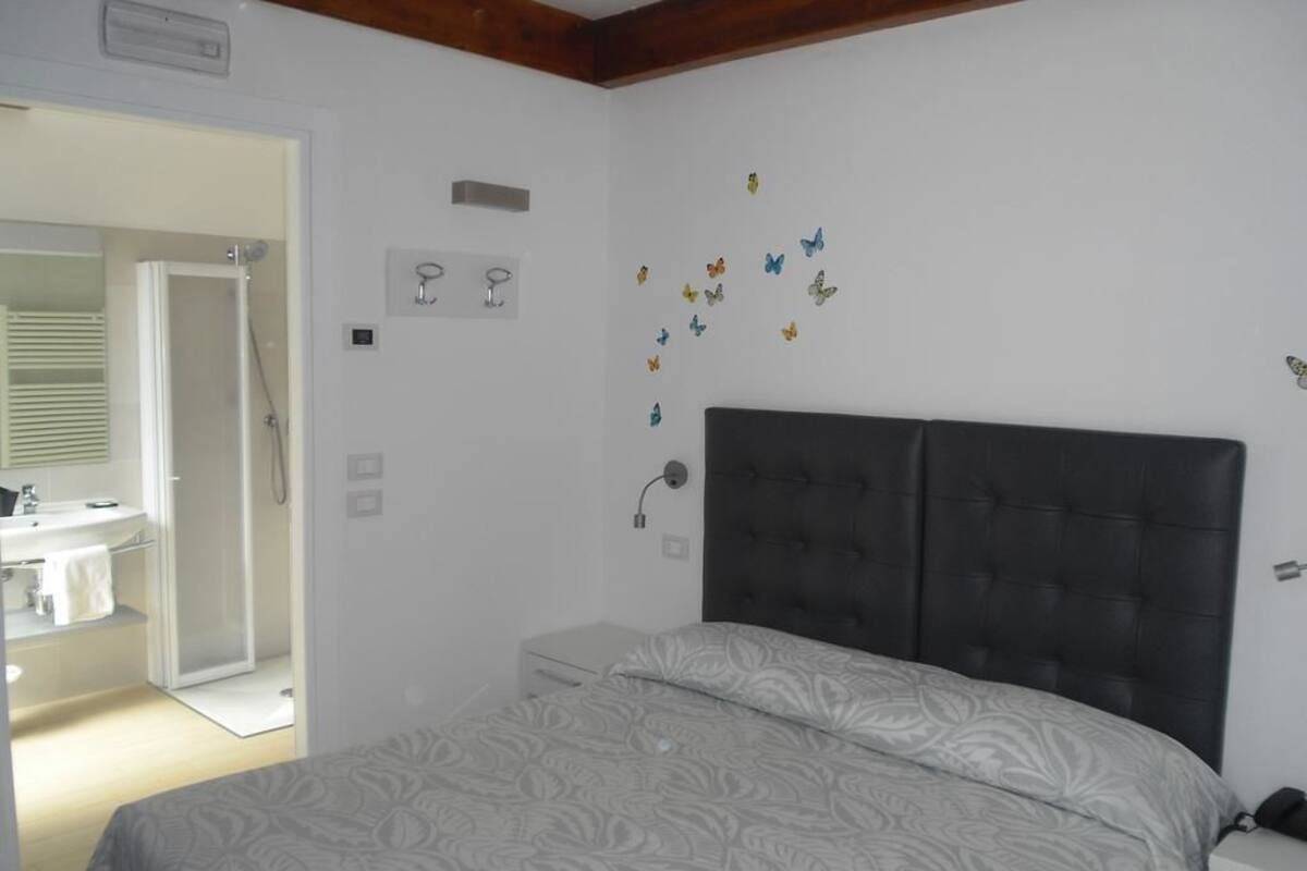 Een minibar, een kluis op de kamer, individueel gedecoreerd