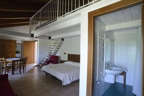 Junior Suite | Bathroom | Shower, hair dryer, bidet, towels - Casa del Geco (Capaccio-Paestum)