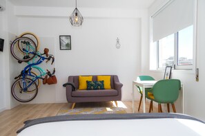 Studio | Living area | Flat-screen TV - Liiiving in Porto Boavista Delight Studio (Porto)