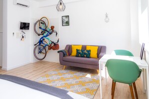 Studio | Living area | Flat-screen TV - Liiiving in Porto Boavista Delight Studio (Porto)