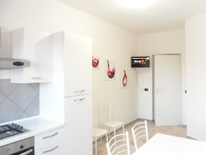 Fridge, electric kettle, cleaning supplies, freezer - B&B Italia (Milis)