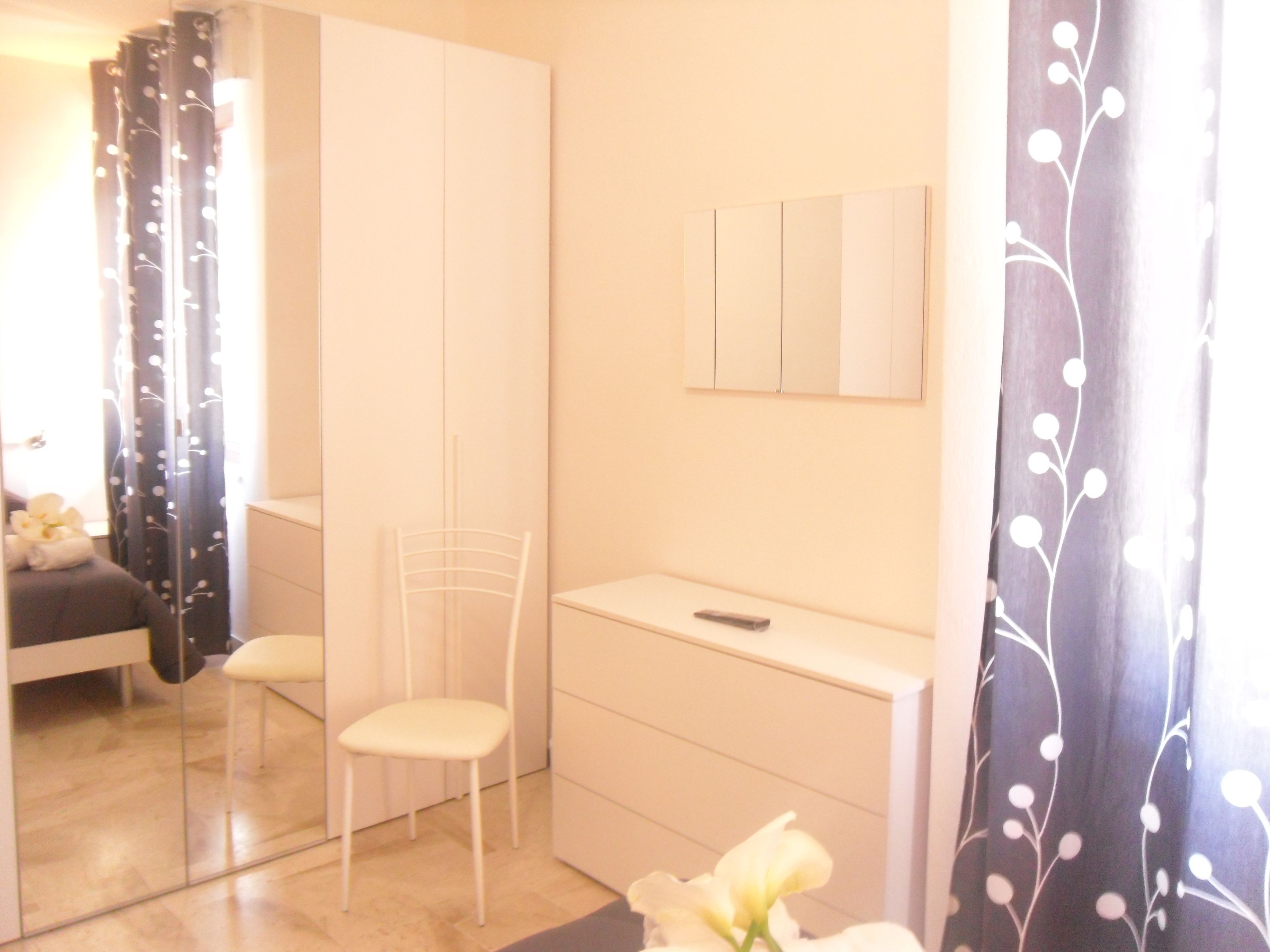 Business Triple Room, Shared Bathroom | Minibar, individually decorated, individually furnished, soundproofing