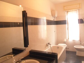 Departamento, 3 habitaciones | Baño | Regadera, regadera tipo lluvia, amenidades de baño gratuitas 
