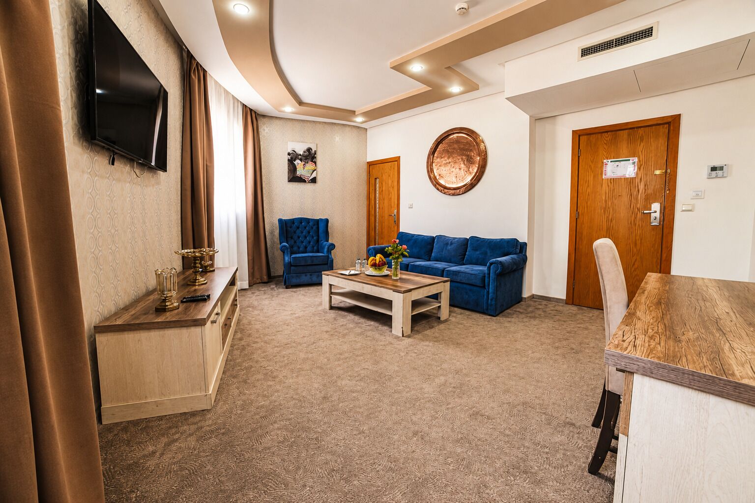 Suite | Minibar, meja kerja, ruang kerja ramah laptop, dan tirai kedap cahaya