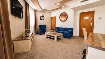 Suite | Minibar, meja kerja, ruang kerja ramah laptop, dan tirai kedap cahaya