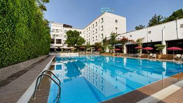 Outdoor pool, pool umbrellas, sun loungers