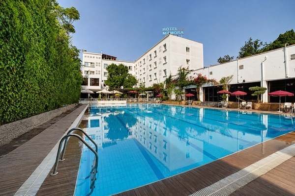 Outdoor pool, pool umbrellas, sun loungers