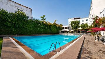 室外泳池;泳池傘、躺椅