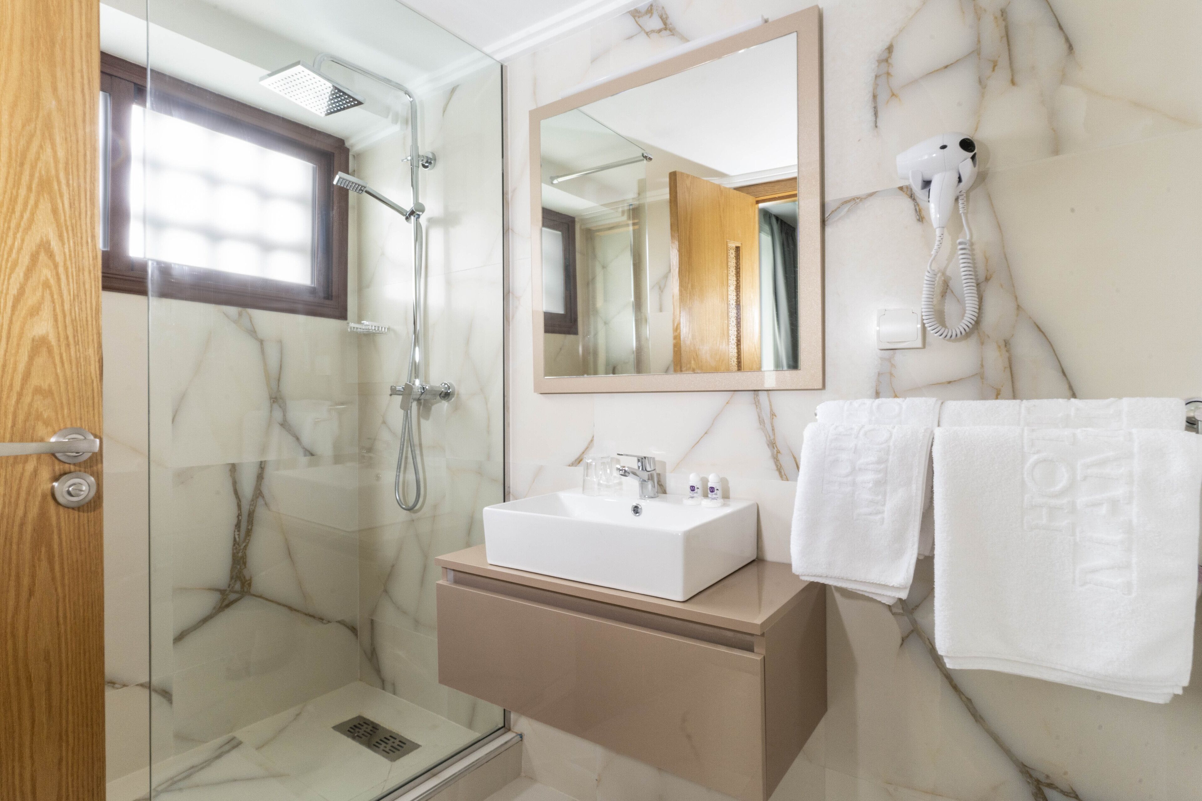 Room, 1 King Bed | Bathroom