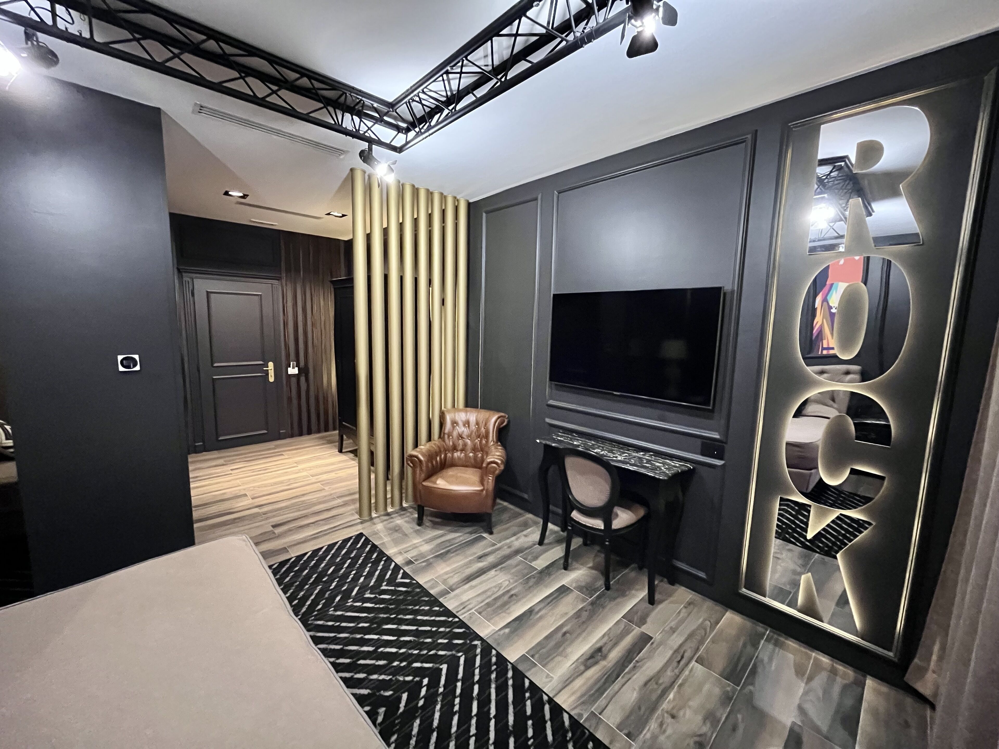 Superior Room, 1 Queen Bed | 1 bedroom, minibar, in-room safe, desk