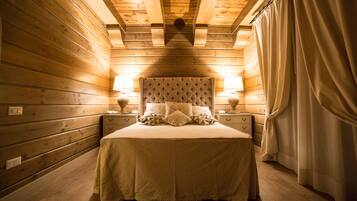 Quarto superior, 1 cama Queen | 1 quarto, frigobar, cofres nos quartos, escrivaninha