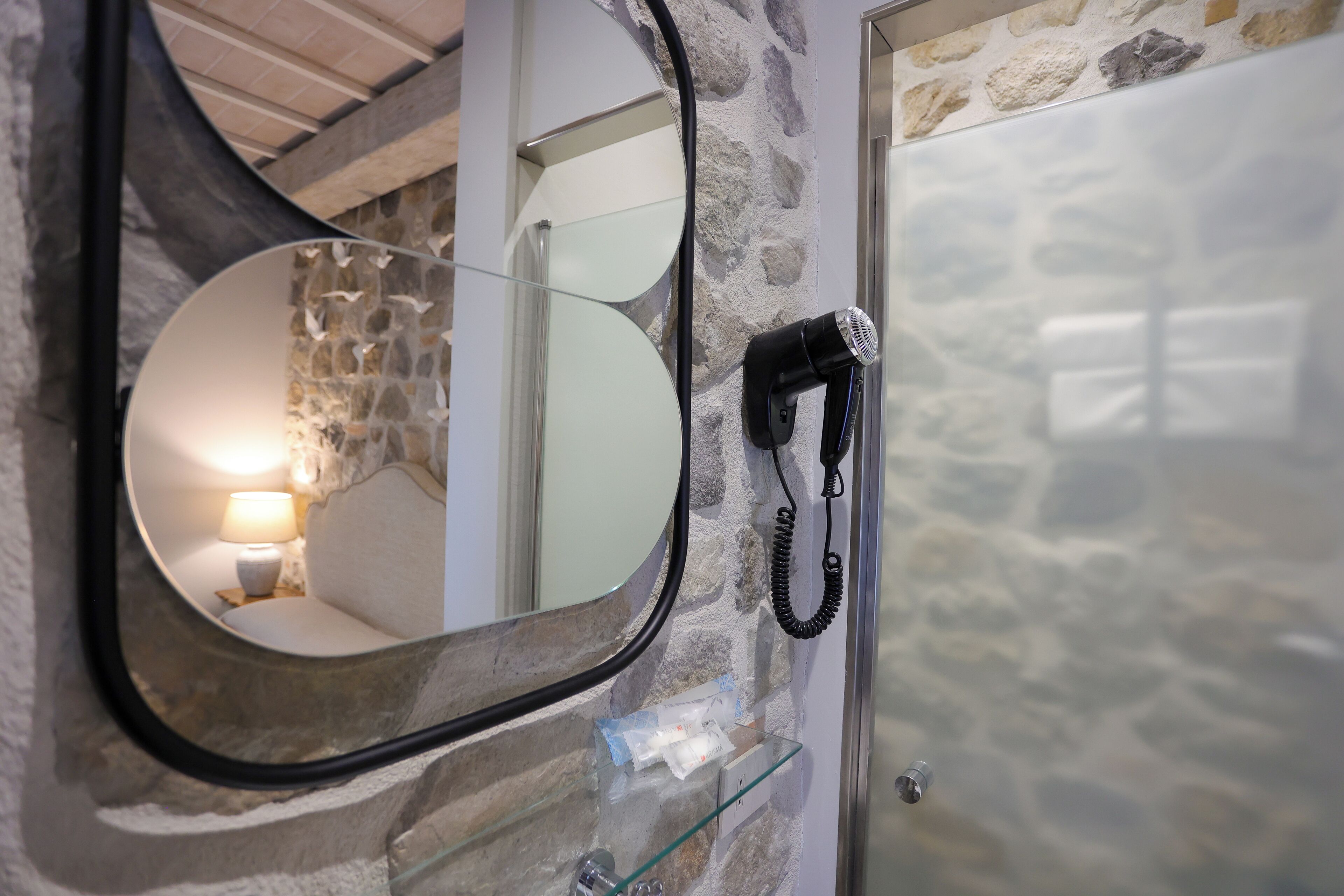 Superior Double Room | Bathroom | Free toiletries, hair dryer, bidet, towels