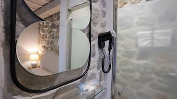 Superior Double Room | Bathroom | Free toiletries, hair dryer, bidet, towels