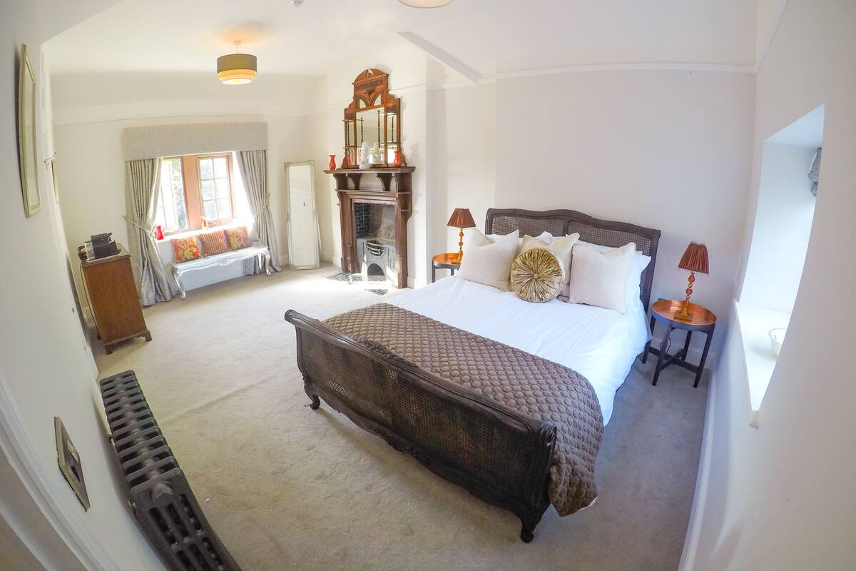 Deluxe Suite (Bramble) | Blackout curtains, iron/ironing board, rollaway beds, free WiFi