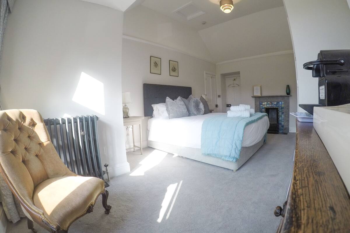 Double Room (Snowdrop) | Blackout curtains, iron/ironing board, rollaway beds, free WiFi