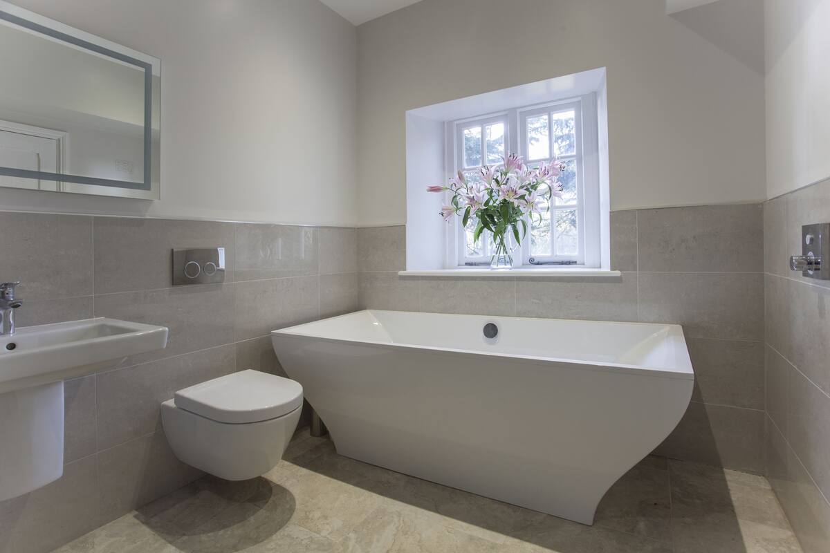 Double Room (Bluebell) | Bathroom | Shower, rainfall showerhead, free toiletries, hair dryer